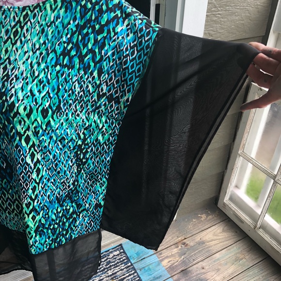 Lady's Loose Fitting Blouse w/Sheer Trim. Size Sml - Picture 5 of 6